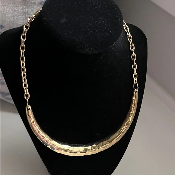Chic Hammered Gold Tone  Necklace - Picture 3 of 10